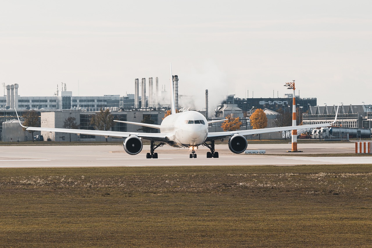 Wybór parkingu przy lotnisku – co warto wiedzieć przed podróżą?