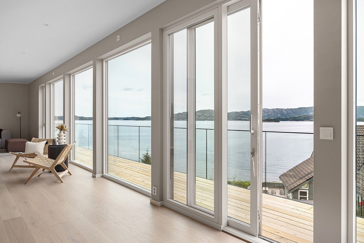 Nowoczesne rozwiązania do wnętrz: Jakie zalety niosą drzwi przesuwne?